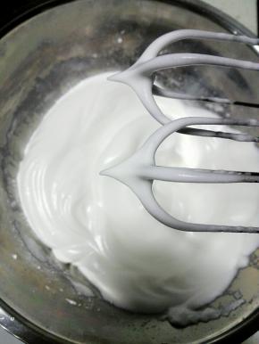 蛋白内加入几滴柠檬汁，打至粗泡，分三次加入细砂糖，玉米淀粉和最后一次细砂糖同时放入，打至硬性发泡