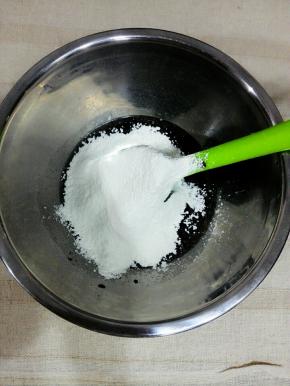 低粉过筛，放入蛋黄糊盆中，搅拌均匀