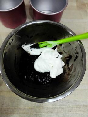 此时烤箱170度预热，
取三分之一蛋白入蛋黄糊盆中，翻拌均匀