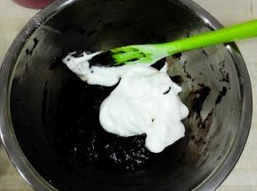 此时烤箱170度预热，
取三分之一蛋白入蛋黄糊盆中，翻拌均匀
