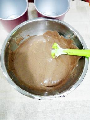 将蛋黄糊全部倒入蛋白盆中，翻拌均匀