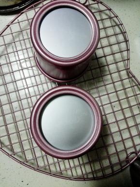 烤好后，取出在桌面振一下，倒扣