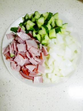火腿切小丁，黄瓜，洋葱，洗净切小丁