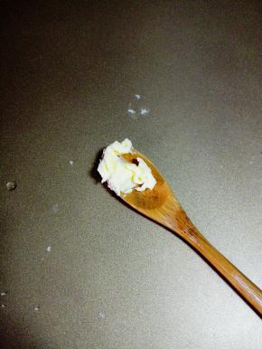 烤盘内抹一层软化的黄油