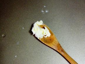 烤盘内抹一层软化的黄油