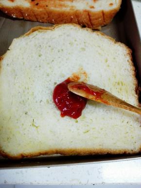 土司上抹一层披萨酱