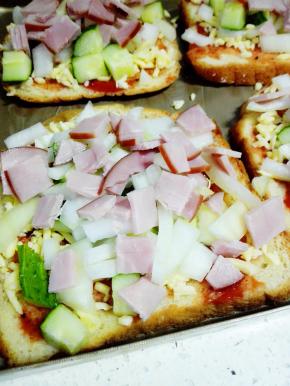 再放一层黄瓜和洋葱，最上面放火腿