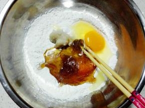 面粉和小苏打混合，加入麦芽糖，蛋液，猪油，用筷子拌匀