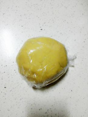 用手揉成光滑的面团，入保鲜袋松弛1小时