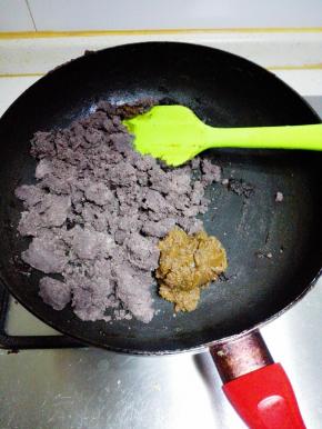 将豆沙馅和玫瑰花酱放入不粘平底锅，中火翻炒，搅拌均匀，炒至能抱成团即可