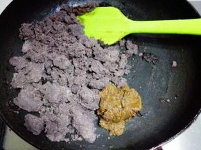 将豆沙馅和玫瑰花酱放入不粘平底锅，中火翻炒，搅拌均匀，炒至能抱成团即可