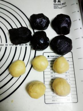 将玫瑰花酱馅和面团分别分成5份,揉圆