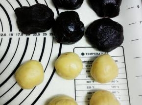 将玫瑰花酱馅和面团分别分成5份,揉圆