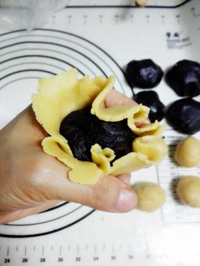 用虎口位置转动收口，面皮将馅包裹住