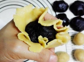 用虎口位置转动收口，面皮将馅包裹住