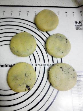 收口朝下，用擀面杖轻轻压扁