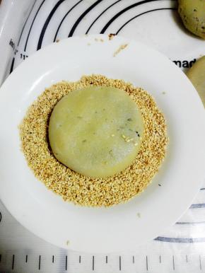 两面刷上清水，并均匀的粘上熟白芝麻