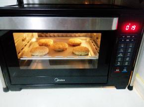 入预热好的烤箱，中层，上下火，180度，20分钟，表面烤至金黄色