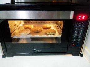 入预热好的烤箱，中层，上下火，180度，20分钟，表面烤至金黄色