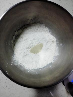 除榴莲和黄油外，所有材料放入厨师机中