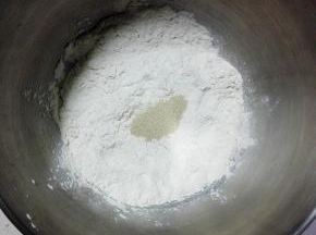 除榴莲和黄油外，所有材料放入厨师机中