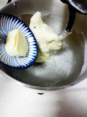 厨师机1档2分钟，3档5分钟，成光滑的面团，加黄油