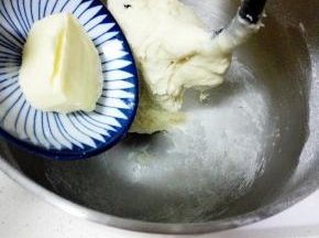 厨师机1档2分钟，3档5分钟，成光滑的面团，加黄油