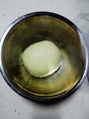 揉好的面团，放入盆中，盖上保鲜膜，放入冰箱冷藏一晚