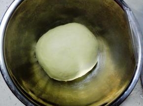 揉好的面团，放入盆中，盖上保鲜膜，放入冰箱冷藏一晚