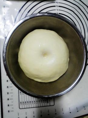 取出发酵至2-2.5倍大小的面团