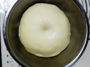 取出发酵至2-2.5倍大小的面团