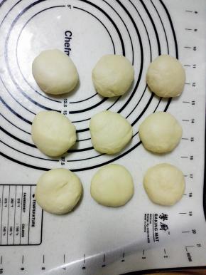 揉匀排气，分成9份，揉圆，盖上保鲜膜，静置15分钟