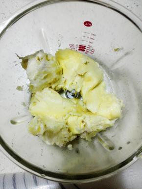 将榴莲挖出，放入料理碗中，打碎