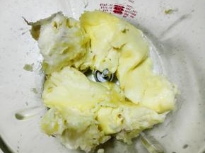 将榴莲挖出，放入料理碗中，打碎