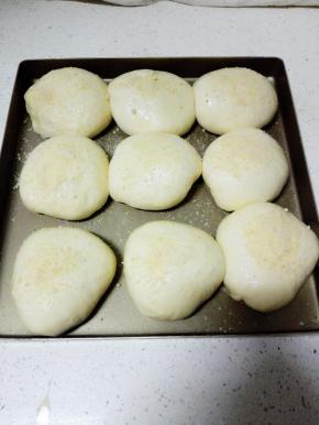 待发酵至2倍大小，取出刷全蛋液，撒上少许杏仁粉