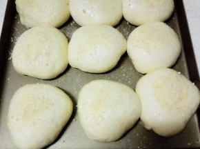 待发酵至2倍大小，取出刷全蛋液，撒上少许杏仁粉