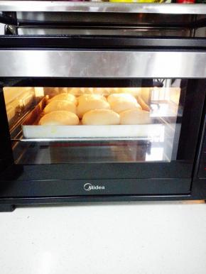 入预热好的烤箱，中层，上下火，180度，20分钟（烤至表面金黄色加盖锡纸）