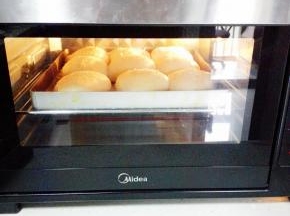 入预热好的烤箱，中层，上下火，180度，20分钟（烤至表面金黄色加盖锡纸）