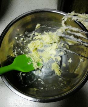 黄油室温软化后，加入糖粉和盐，搅打至顺滑