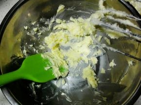 黄油室温软化后，加入糖粉和盐，搅打至顺滑