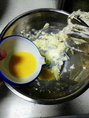 分三次加入全蛋液，每次都要完全拌匀后再加入