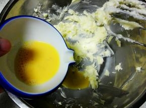 分三次加入全蛋液，每次都要完全拌匀后再加入