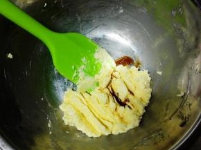 加入香草精，搅打至顺滑