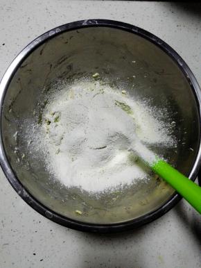 加入过筛的低粉和抹茶粉，搅拌至看不到干粉