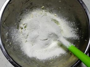 加入过筛的低粉和抹茶粉，搅拌至看不到干粉