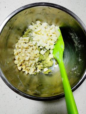 加入夏威夷果碎和白巧克力碎，搅拌成团