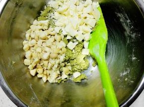 加入夏威夷果碎和白巧克力碎，搅拌成团