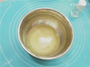 将3个蛋清（约92克左右）放入打蛋盆中，加入50克白砂糖；