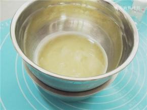 隔水加热至白砂糖完全融化；