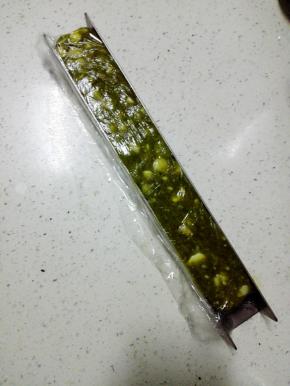 将面团放入饼干模具内，入冰箱冷冻1小时